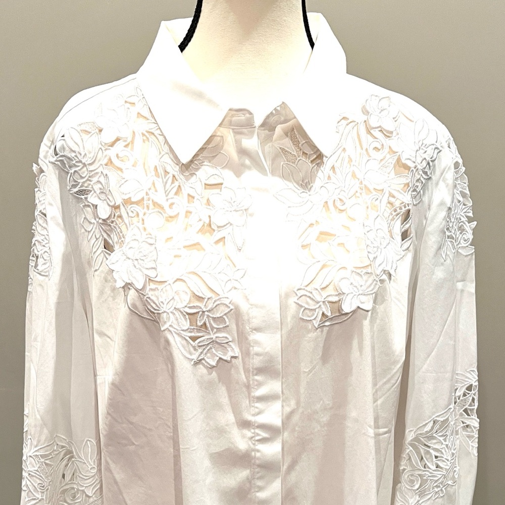 NWT White House black Market Host pick🎉 Embroidered long sleeves top size 18